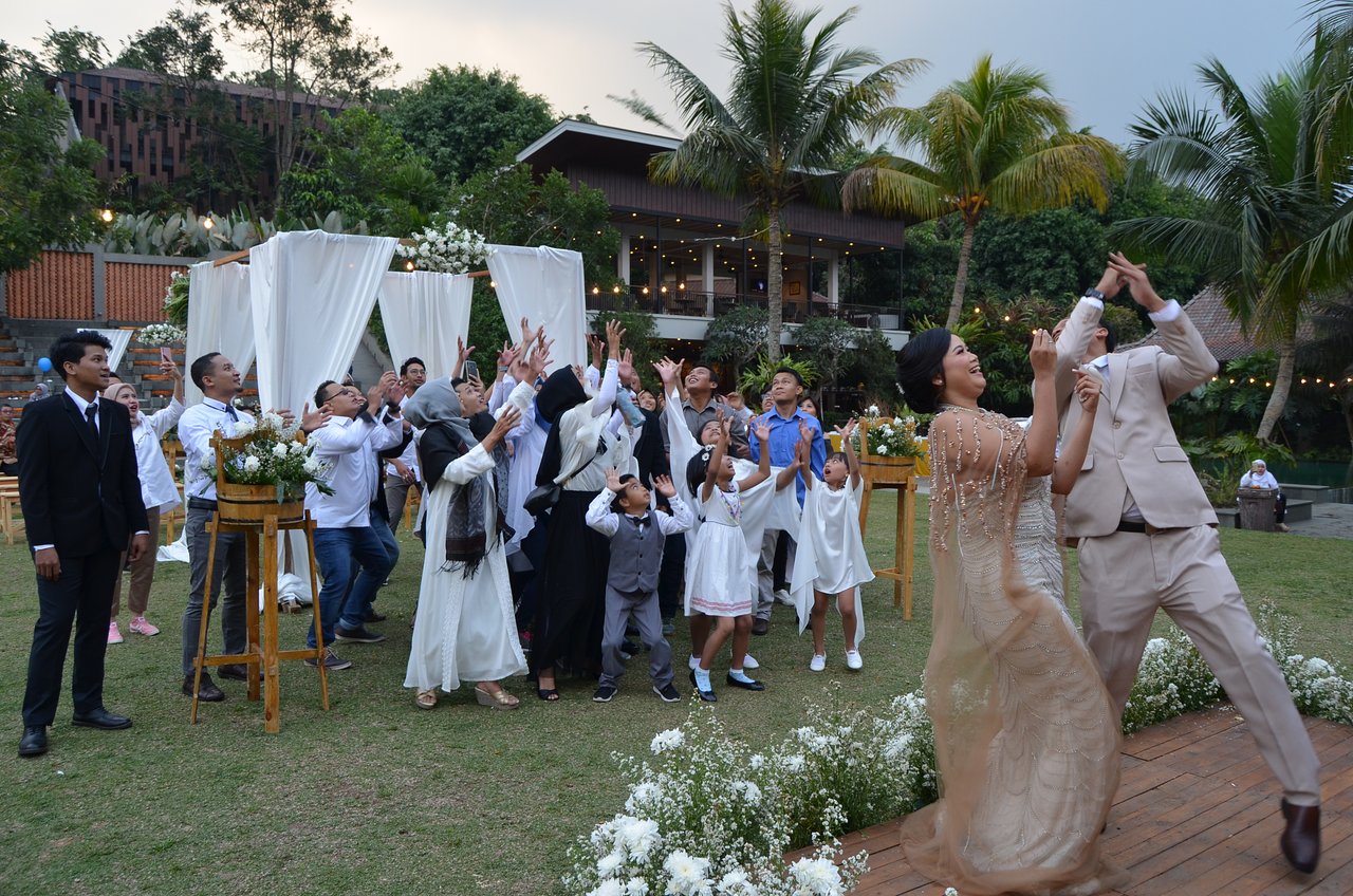 rustic-wedding-garden