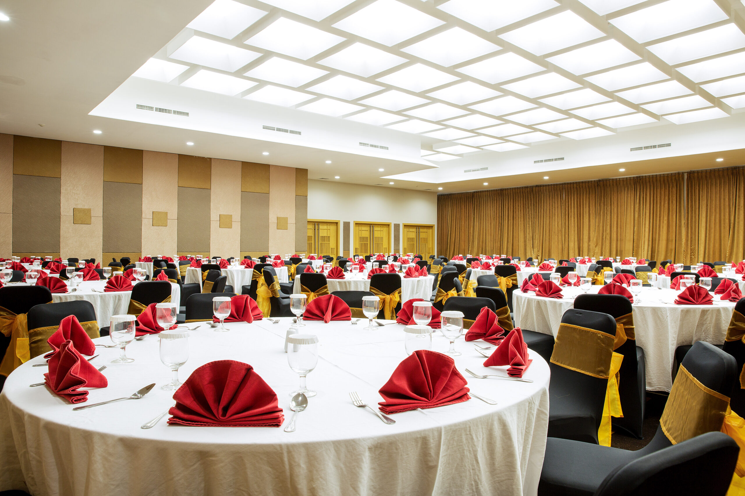 ballroom5-rJK6kEeyf