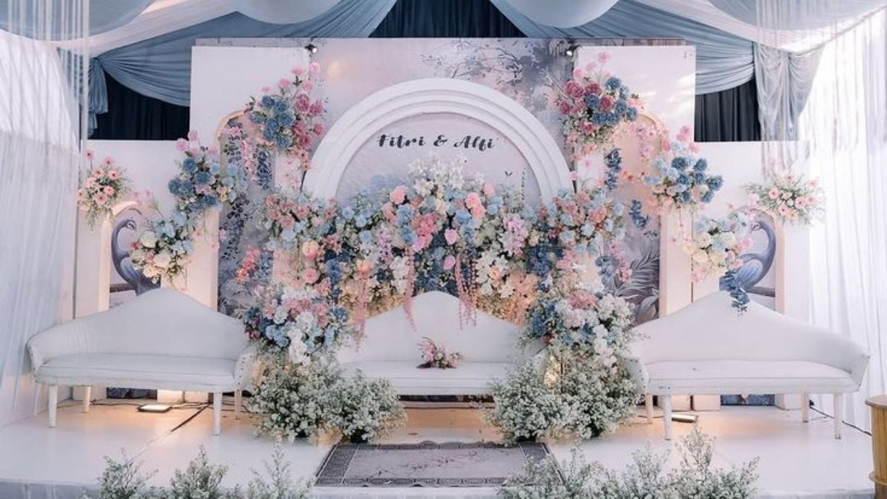 Deep Purple & Gold Elegan dan Megah