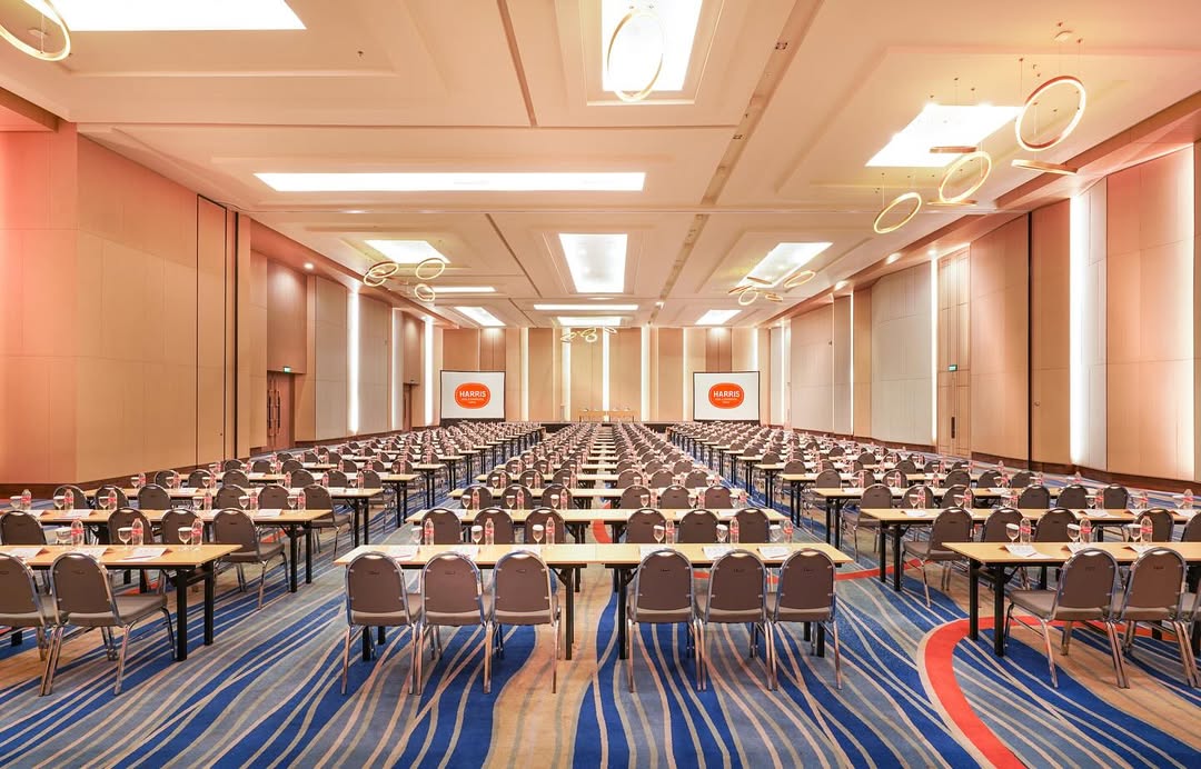 Unleash the grandeur of your events at Bekasi largest HARRIS Convention Hall Summarecon ✨With a